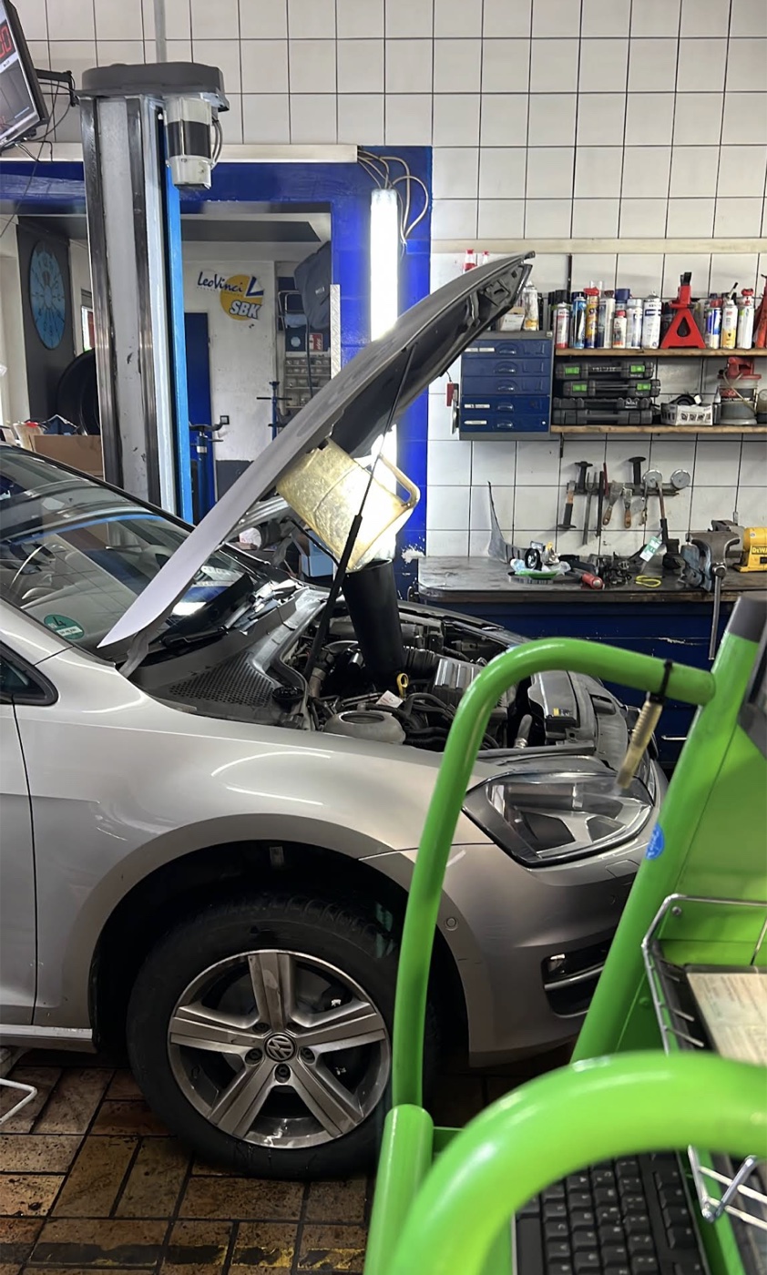 Mechaniker bei der PKW-Reparatur bei AMF Freigang