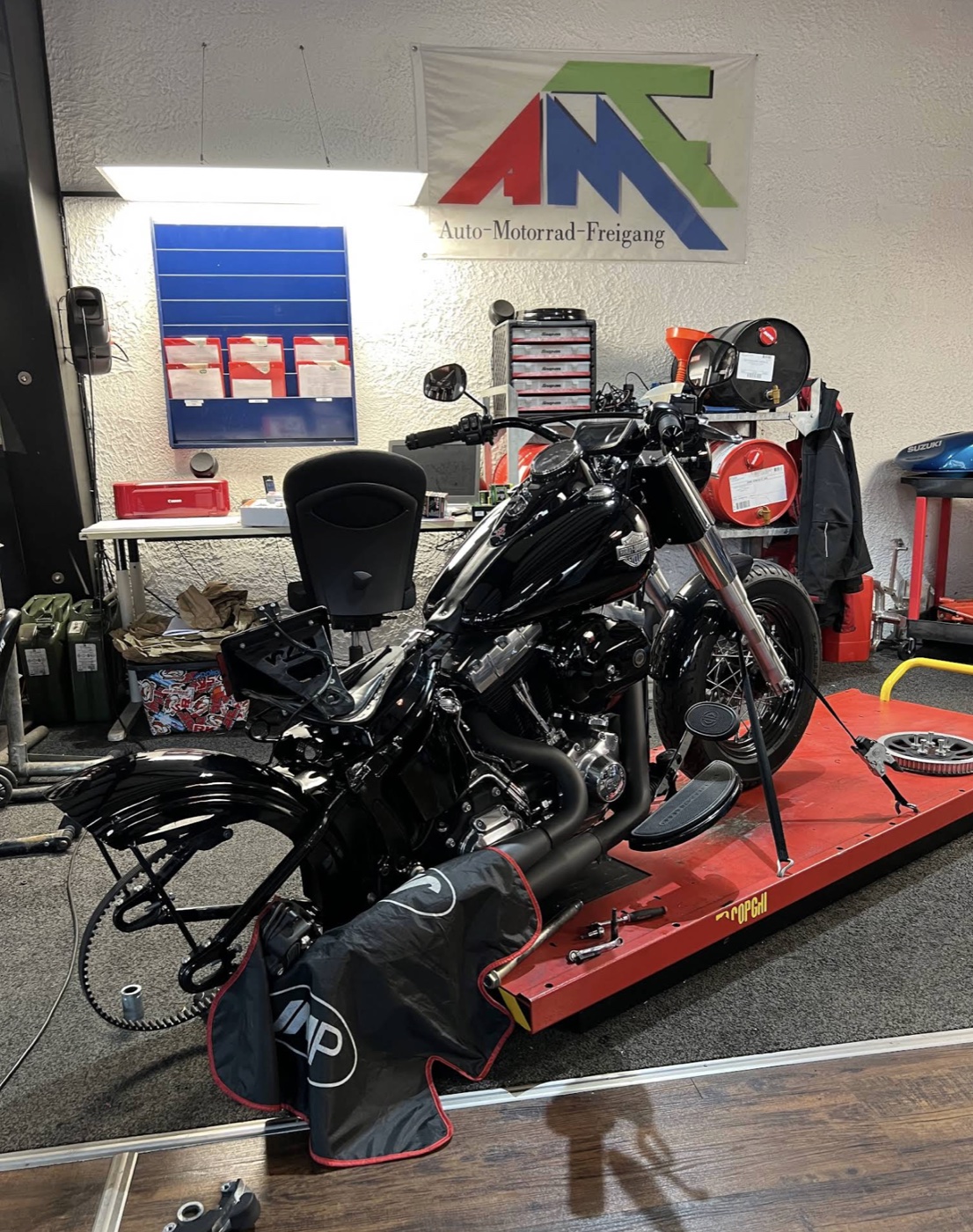 Motorrad-Reifenservice bei AMF mit AMF-Logo