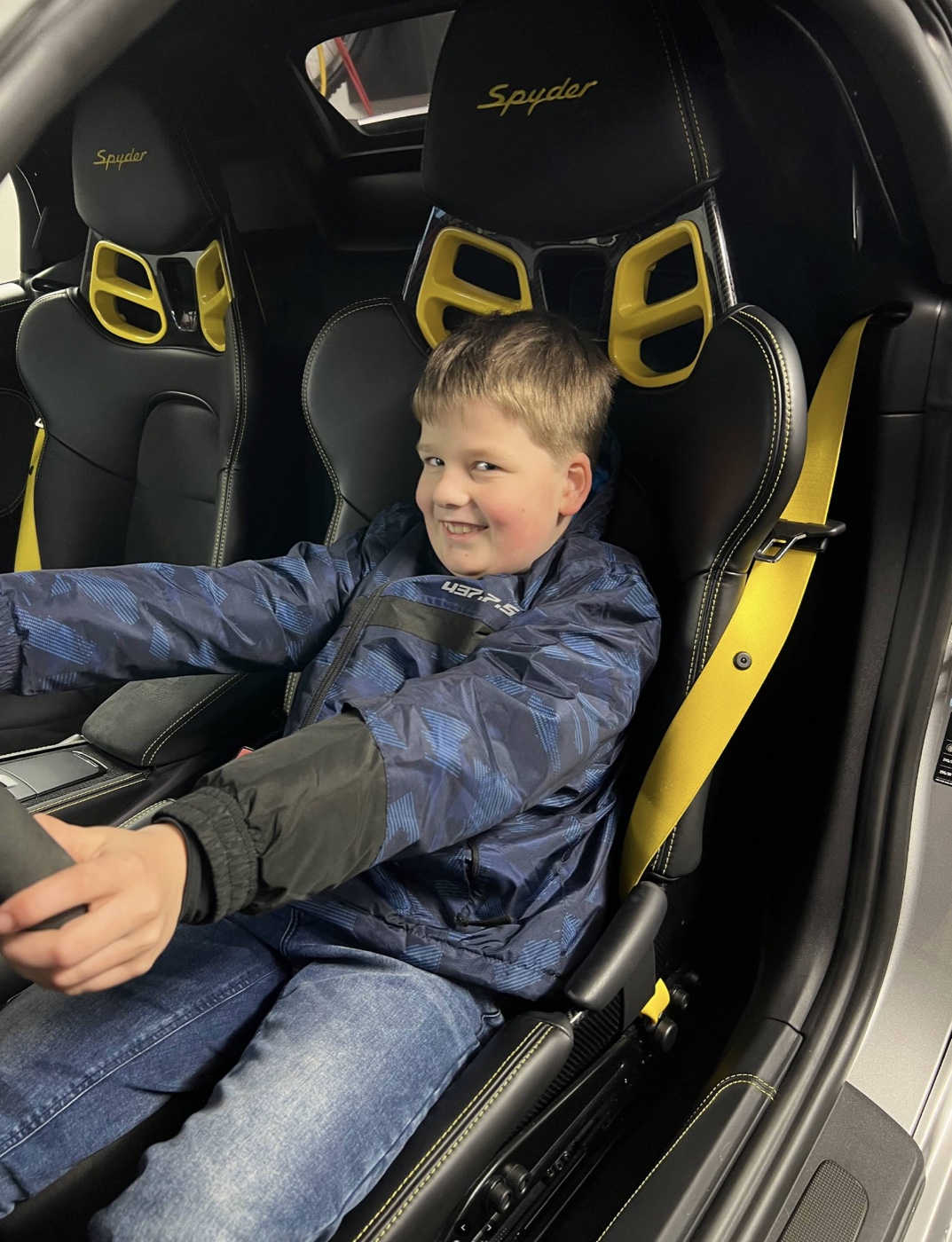Junger Kunde im Porsche Spyder bei AMF Freigang Dortmund