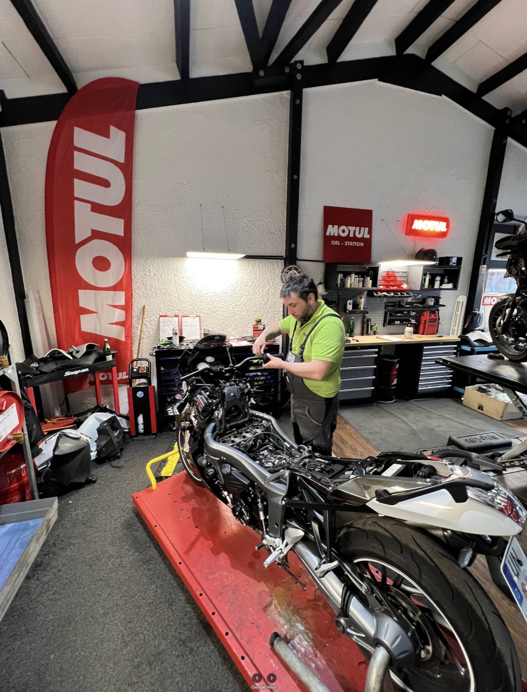 Mechaniker bei der Motorrad-Reparatur bei AMF Freigang