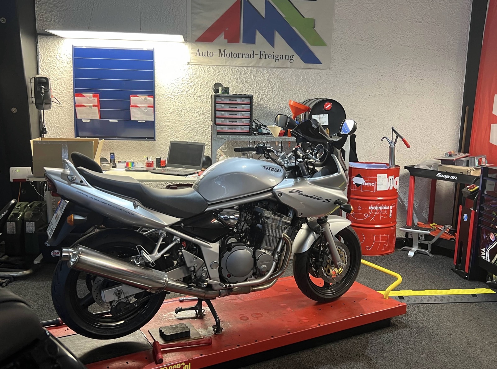 Suzuki Bandit auf Hebebühne bei AMF Freigang Dortmund