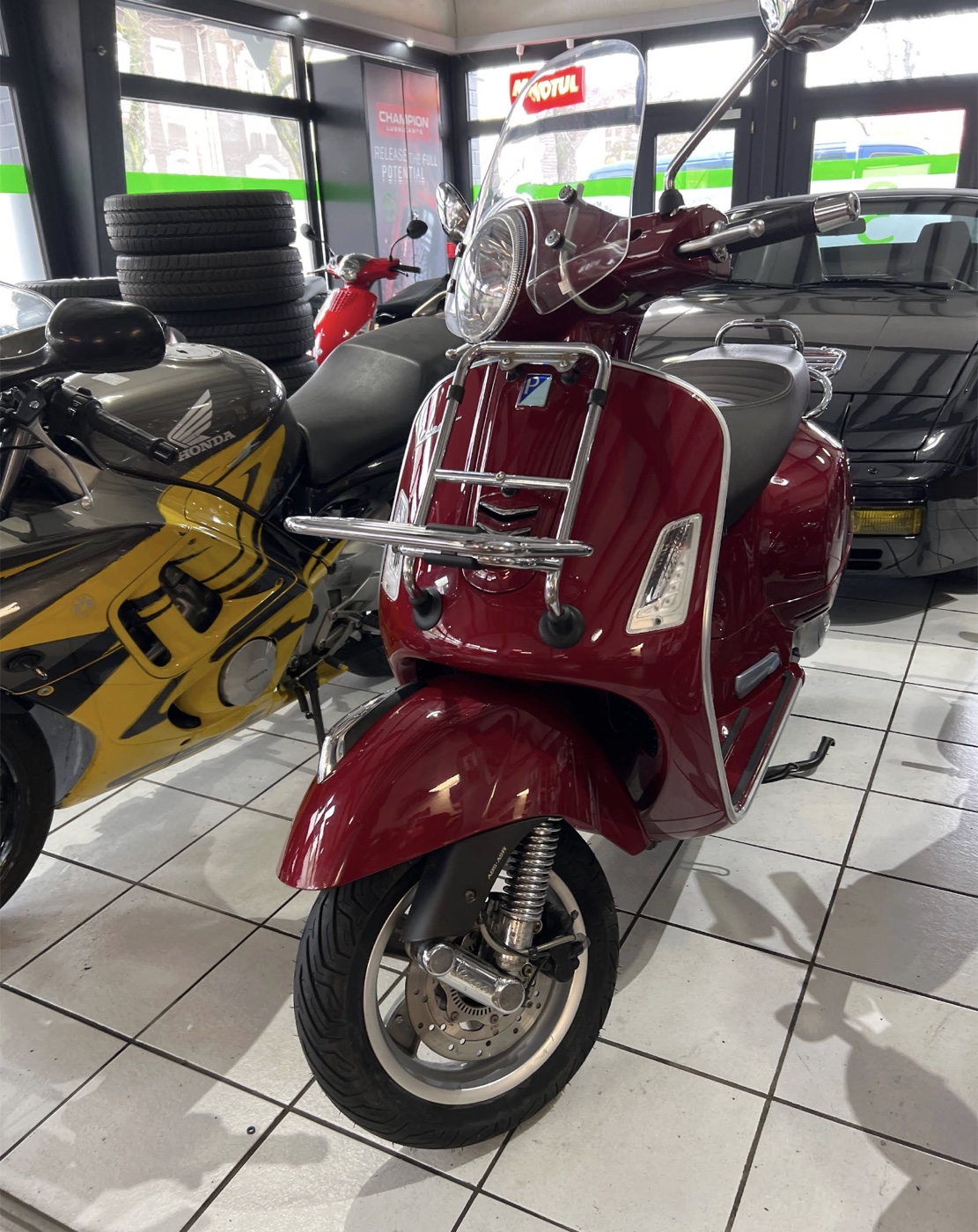 Rote Vespa GTS in der AMF-Werkstatt Dortmund